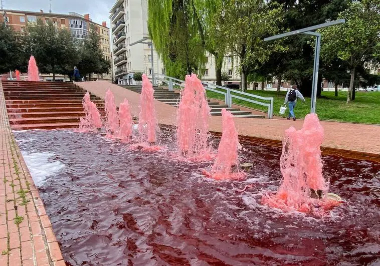 Agua roja en las fuentes del parque del Norte en Vitoria